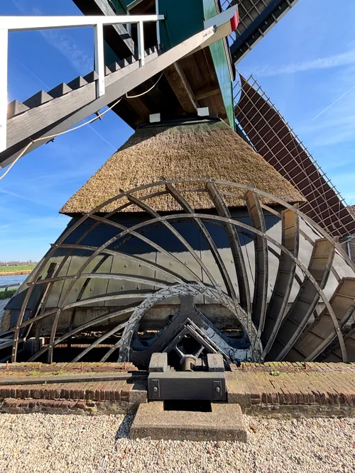 Het scheprad van de Oukoper Molen met gebogen schoepen