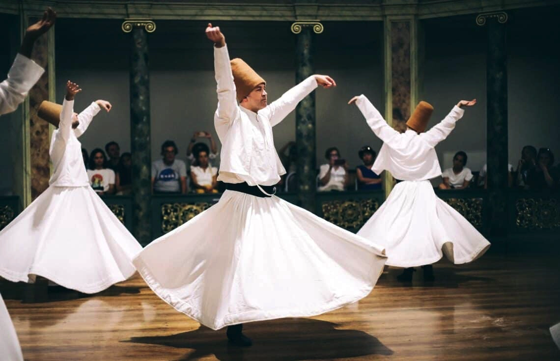 Stilering van een draaiende derwisj — ritme, ademhaling en lichamelijke regulatie in de Mevlevi-traditie van Rumi